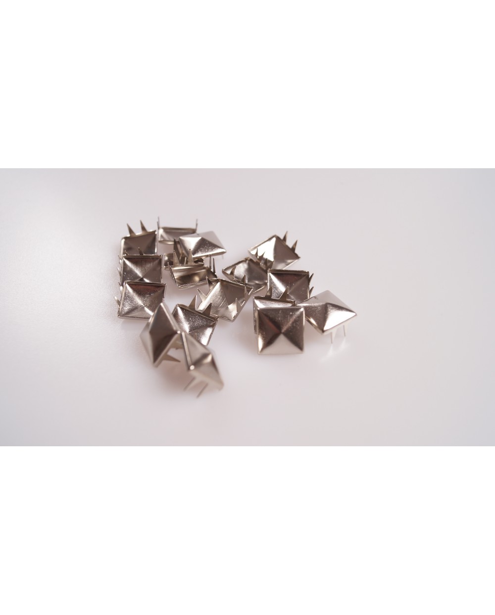 cwieki-piramida-12mm-srebrne