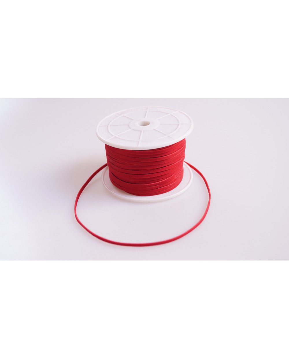 sznurek-rzemien-zamszowy-3mm-w-kolorze-czerwonym