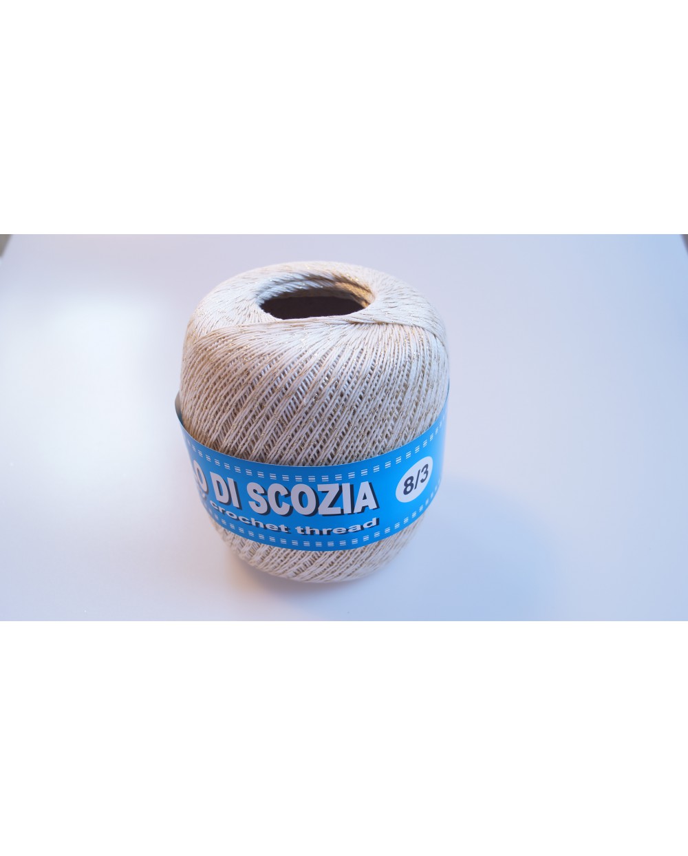 filo-di-scozia-83-biala-ze-zlota-nitka